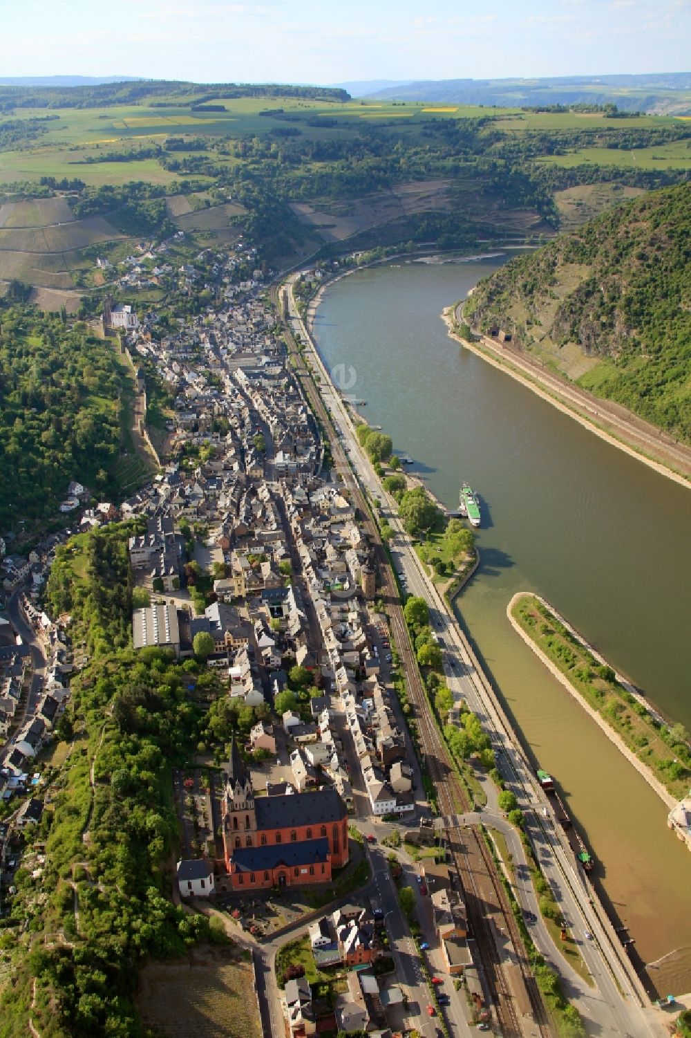 Luftaufnahme Oberwesel - Ufer des Flusses Rhein in Oberwesel im Bundesland Rheinland-Pfalz