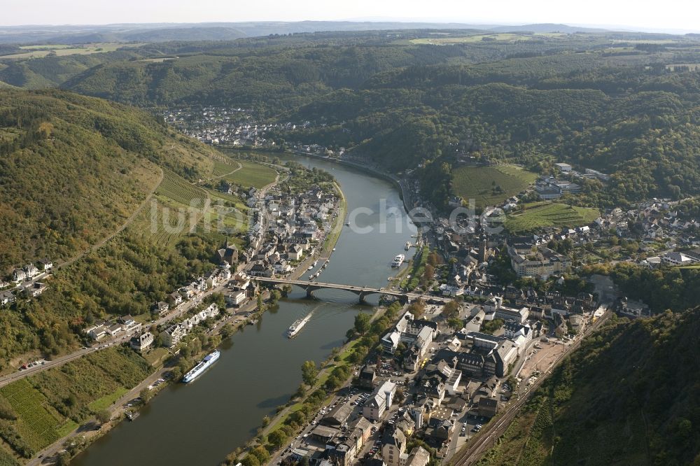 Cochem aus der Vogelperspektive: Ufer des Flußverlaufes der Mosel in Cochem im Bundesland Rheinland-Pfalz