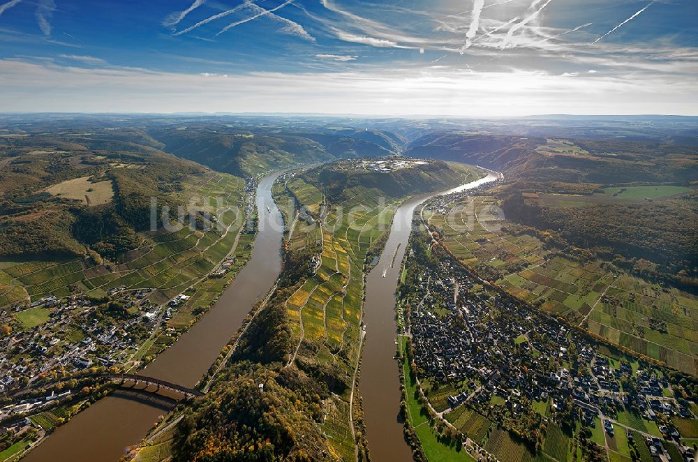 Zell ( Mosel ) aus der Vogelperspektive: Ufer - Landschaft der Moselschleife bei Zell (Mosel) im Bundesland Rheinland-Pfalz