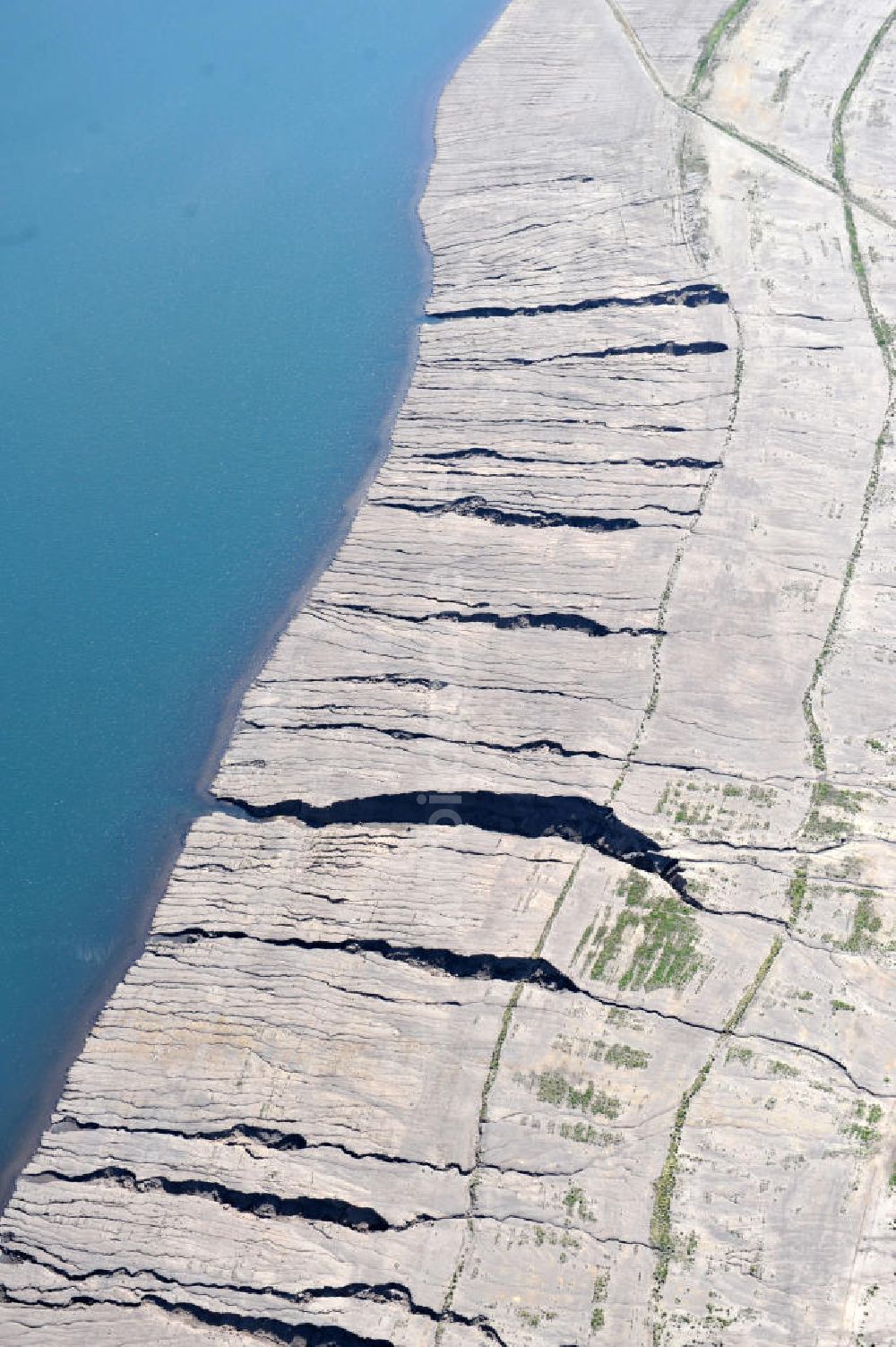 Luftaufnahme Großräschen - Ufer - Landschaften am entstehenden Ilse-See im früheren, nunmehr gefluteten Tagebau Meuro