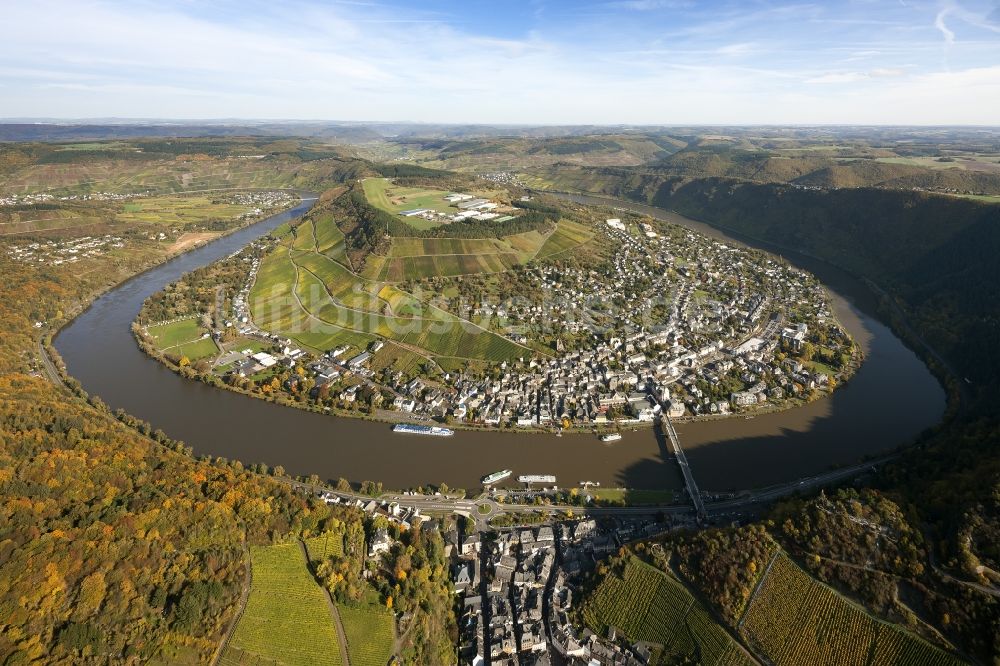 Traben-Trarbach von oben - Ufer der Moselschleife am Tal der Mittelmosel bei Traben-Trarbach im Bundesland Rheinland-Pfalz