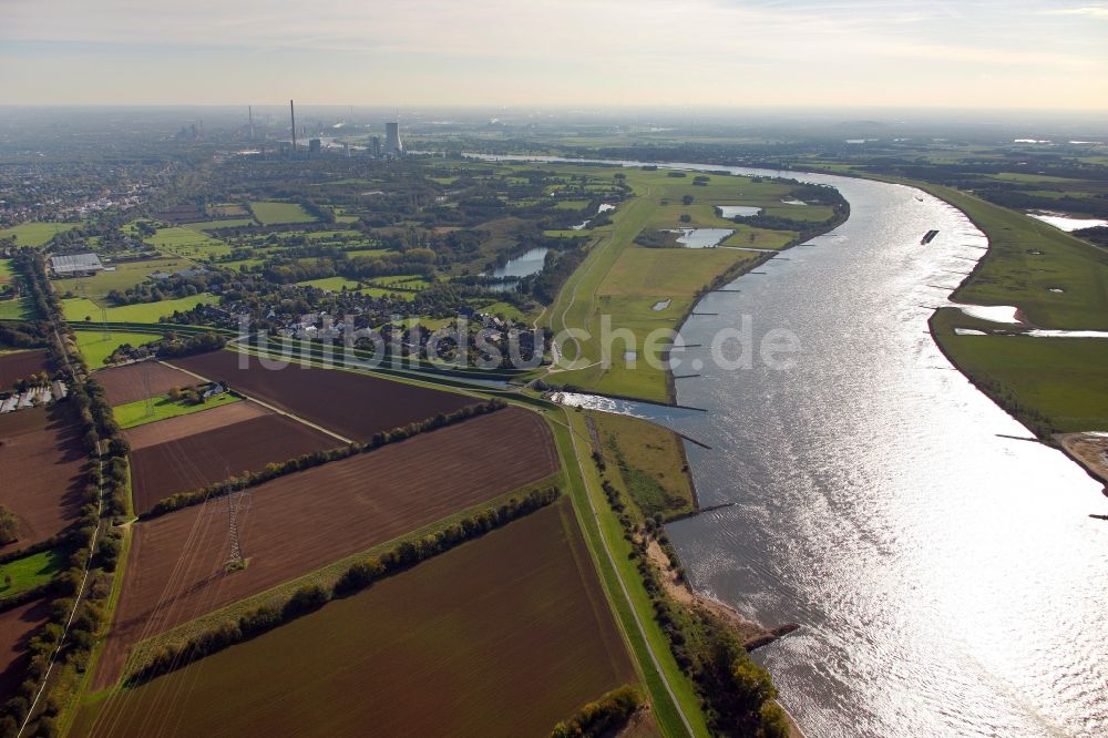 Dinslaken aus der Vogelperspektive: Ufer des Rheins in Dinslaken im Bundesland Nordrhein-Westfalen