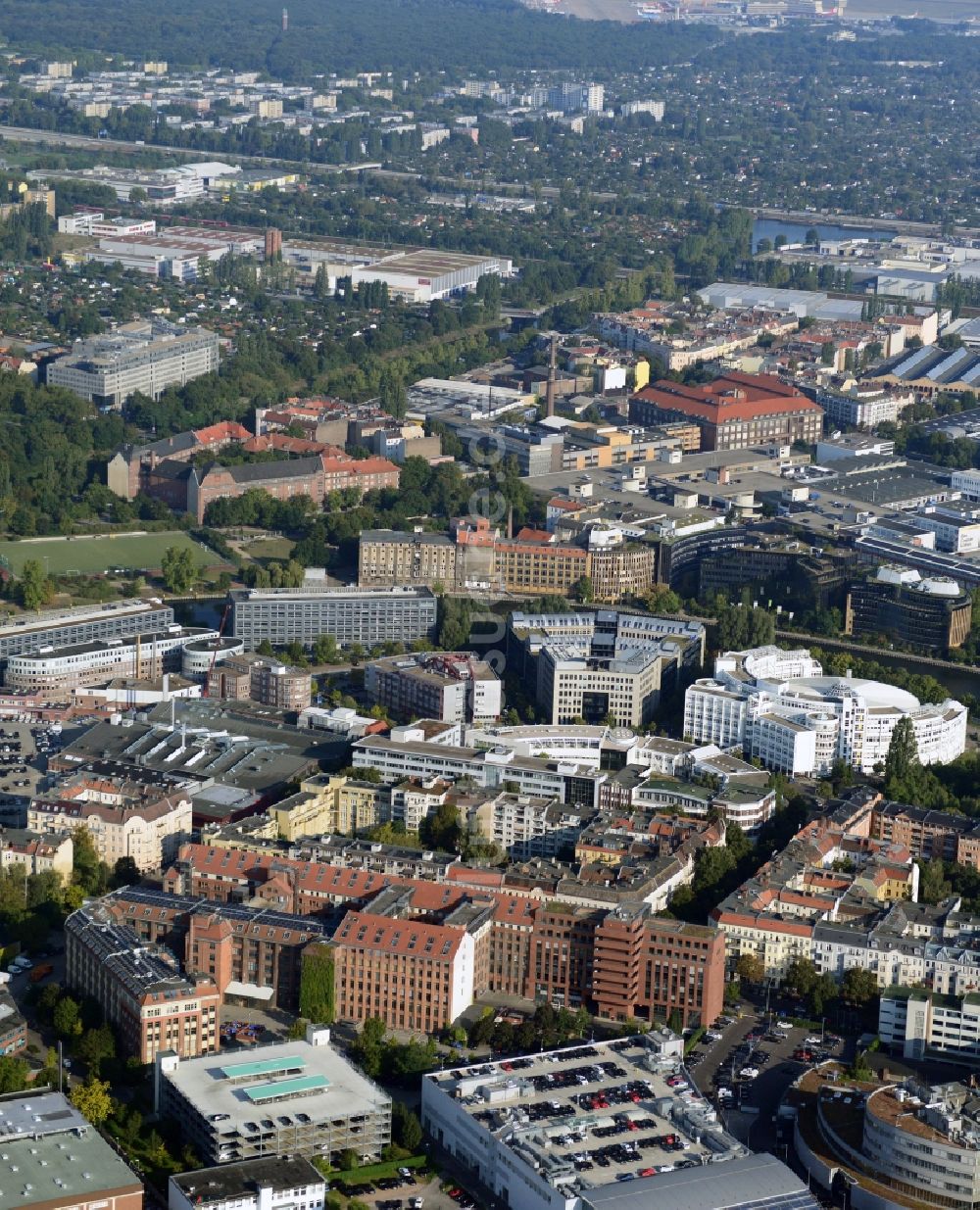 Berlin OT Charlottenburg aus der Vogelperspektive: Ufer der Spree im Ortsteil Charlottenburg in Berlin