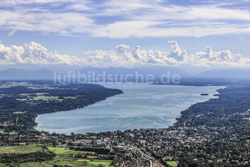 Starnberger See aus der Vogelperspektive: Ufer Des Starnberger See vor dem Panorama der Alpen im Bundesland Bayern