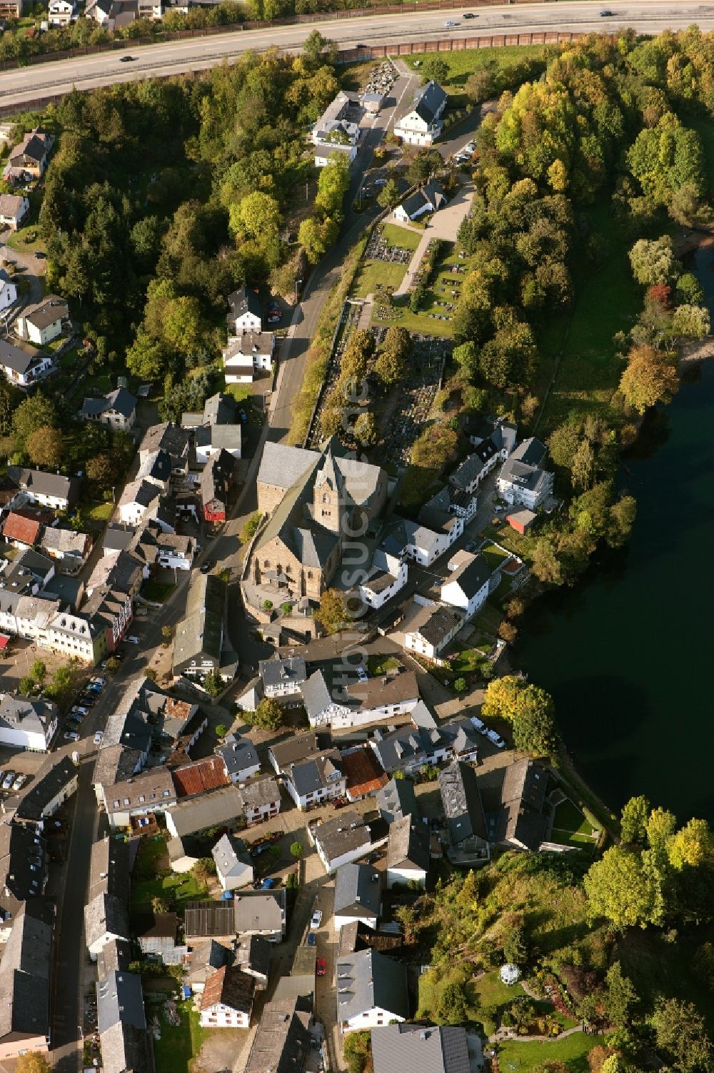 Luftaufnahme Ulmen - Ufer des Ulmener Maars in Ulmen im Bundesland Rheinland-Pfalz