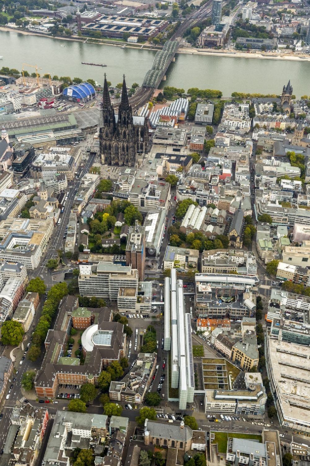 Köln aus der Vogelperspektive: Ufer zum Rhein in Köln im Bundesland Nordrhein-Westfalen