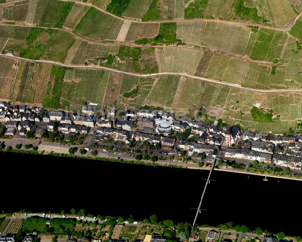 Luftbild Zell (Mosel) - Uferbereich der Mosel in Zell (Mosel) im Bundesland Rheinland-Pfalz