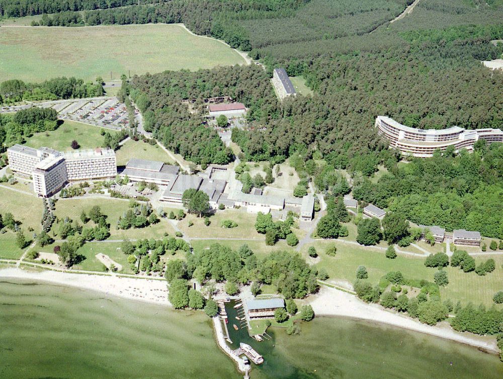 Luftbild Klink / MV - Uferbereich der Müritz bei Klink mit Hotelneubauten und der Müritz Klinik (rechts im Bild) in Klink..