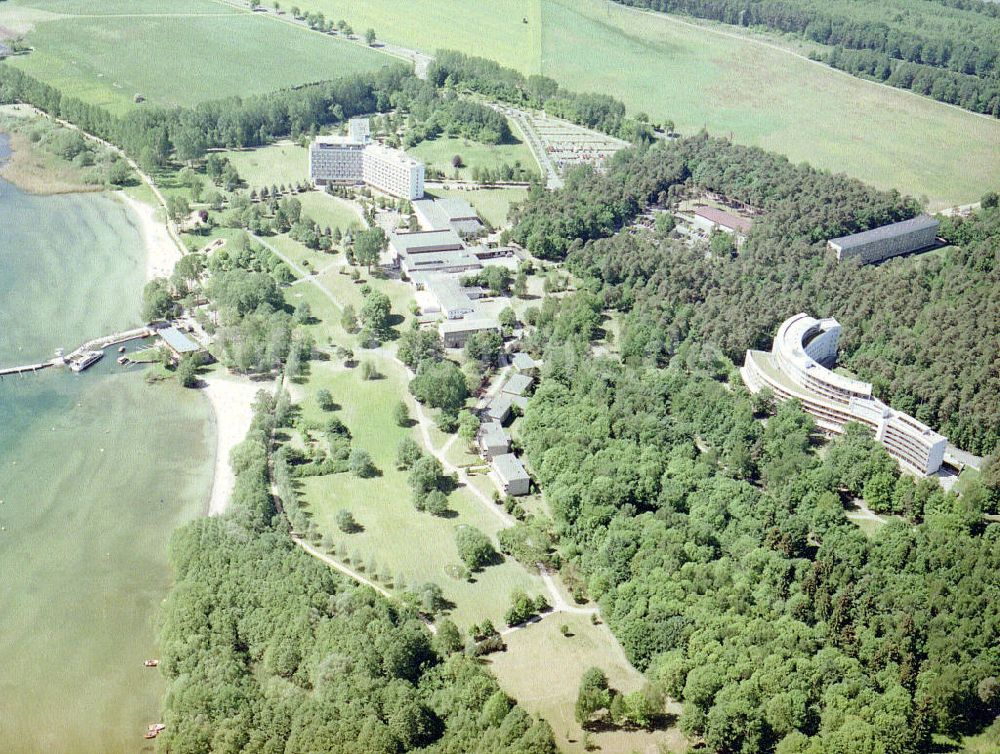 Klink / MV von oben - Uferbereich der Müritz bei Klink mit Hotelneubauten und der Müritz Klinik (rechts im Bild) in Klink..