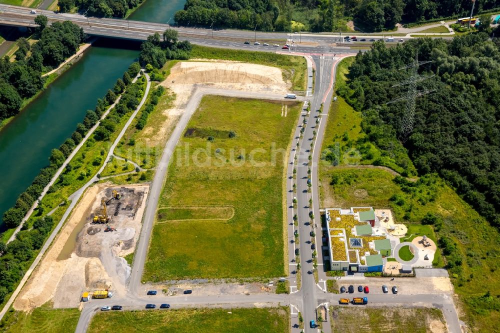 Gelsenkirchen aus der Vogelperspektive: Uferbereich des Rhein-Herne-Kanal am Entwicklungsgebiet- Gelände der ehemalige Zeche Graf Bismarck in Gelsenkirchen im Bundesland Nordrhein-Westfalen