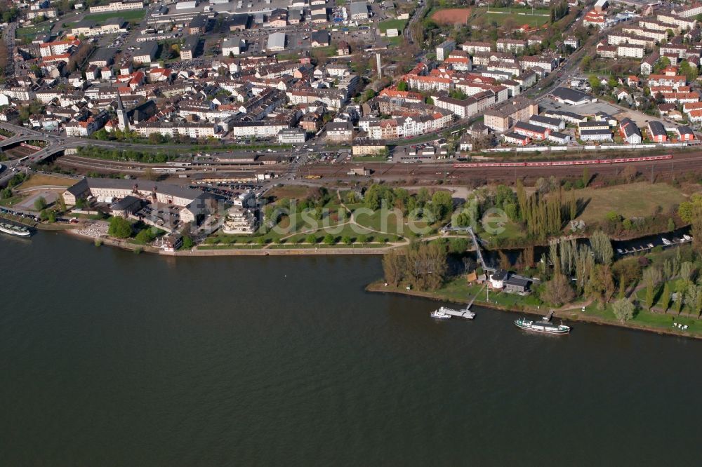 Wiesbaden aus der Vogelperspektive: Uferbereich des Rhein im Stadtteil Mainz-Kastel in Wiesbaden im Bundesland Hessen