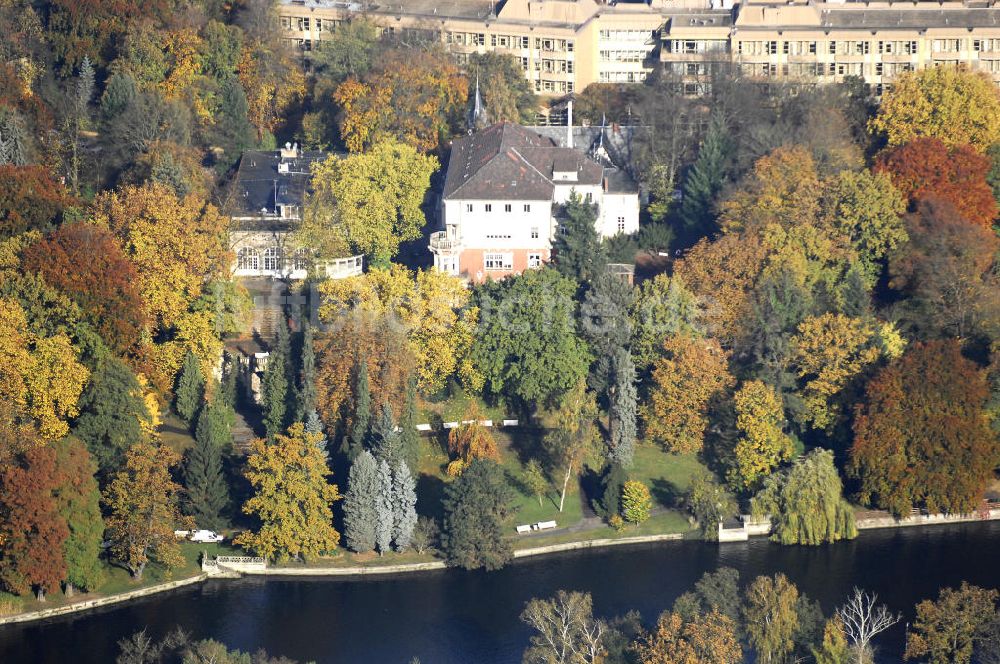 Berlin von oben - Uferbereich an der SIEMENS Villa Am Kleinen Wannsee in Berlin