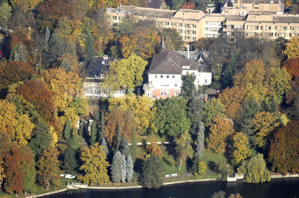 Berlin aus der Vogelperspektive: Uferbereich an der SIEMENS Villa Am Kleinen Wannsee in Berlin