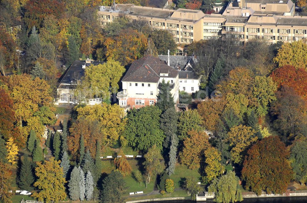 Luftbild Berlin - Uferbereich an der SIEMENS Villa Am Kleinen Wannsee in Berlin