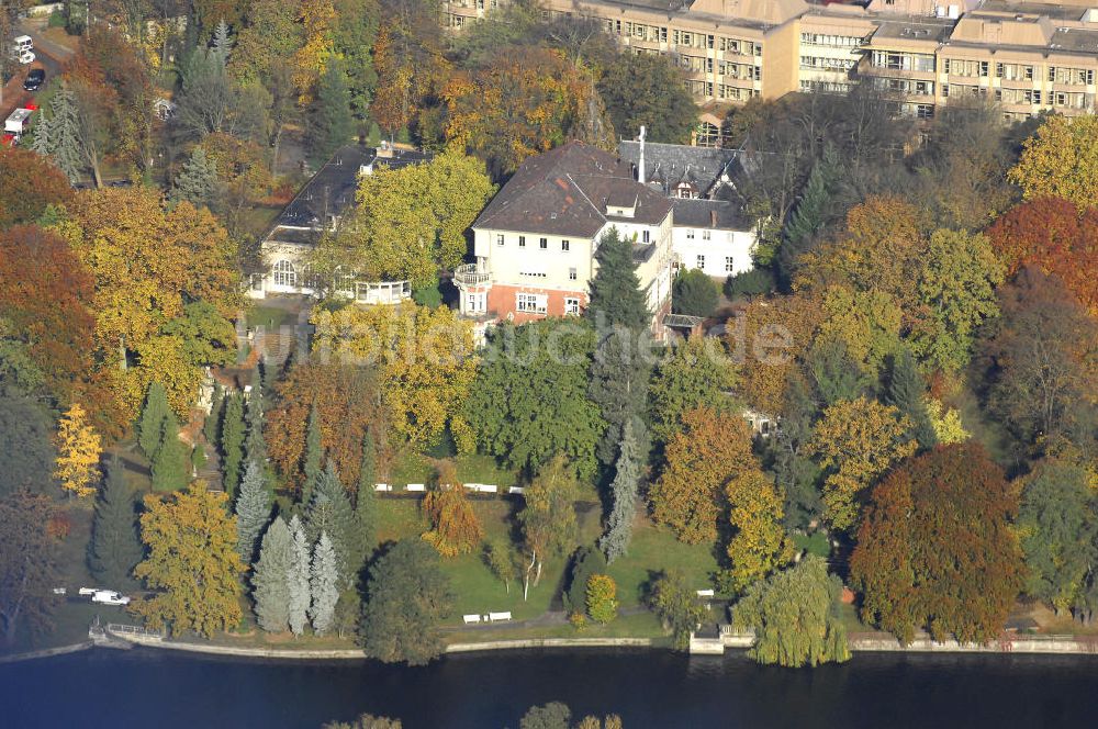 Luftaufnahme Berlin - Uferbereich an der SIEMENS Villa Am Kleinen Wannsee in Berlin