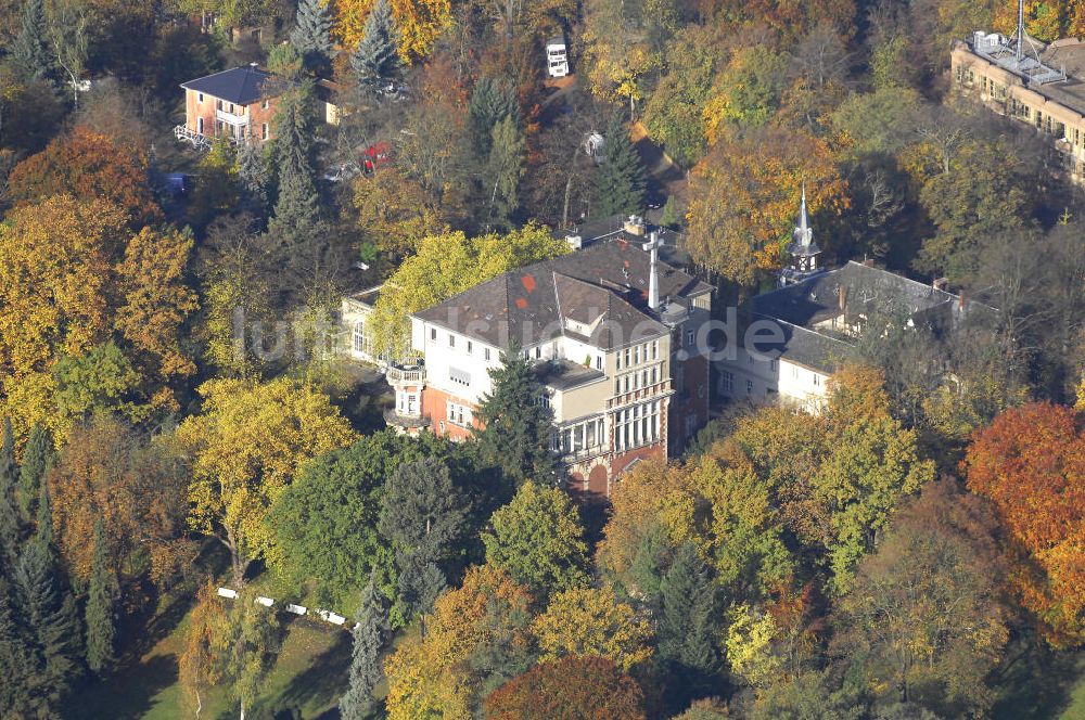 Berlin von oben - Uferbereich an der SIEMENS Villa Am Kleinen Wannsee in Berlin