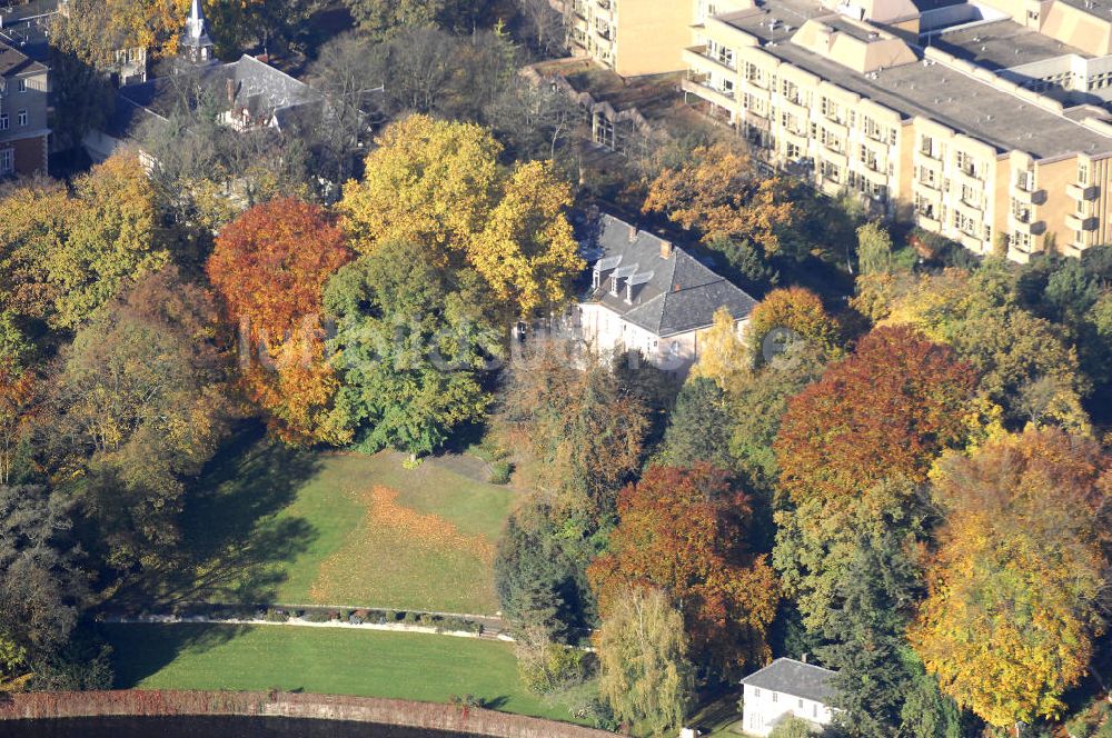 Berlin aus der Vogelperspektive: Uferbereich an der SIEMENS Villa Am Kleinen Wannsee in Berlin