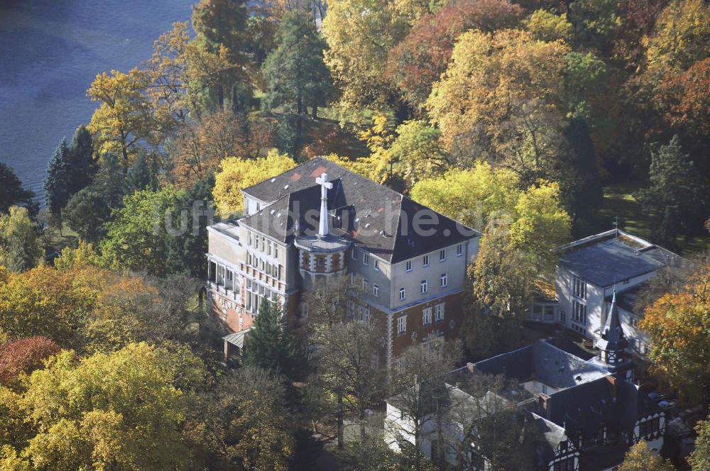 Berlin von oben - Uferbereich an der SIEMENS Villa Am Kleinen Wannsee in Berlin