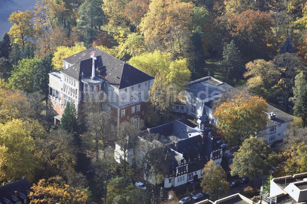 Berlin aus der Vogelperspektive: Uferbereich an der SIEMENS Villa Am Kleinen Wannsee in Berlin