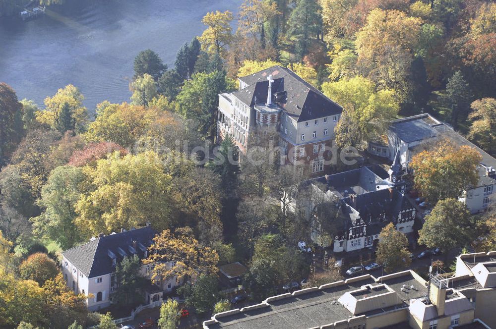 Luftbild Berlin - Uferbereich an der SIEMENS Villa Am Kleinen Wannsee in Berlin