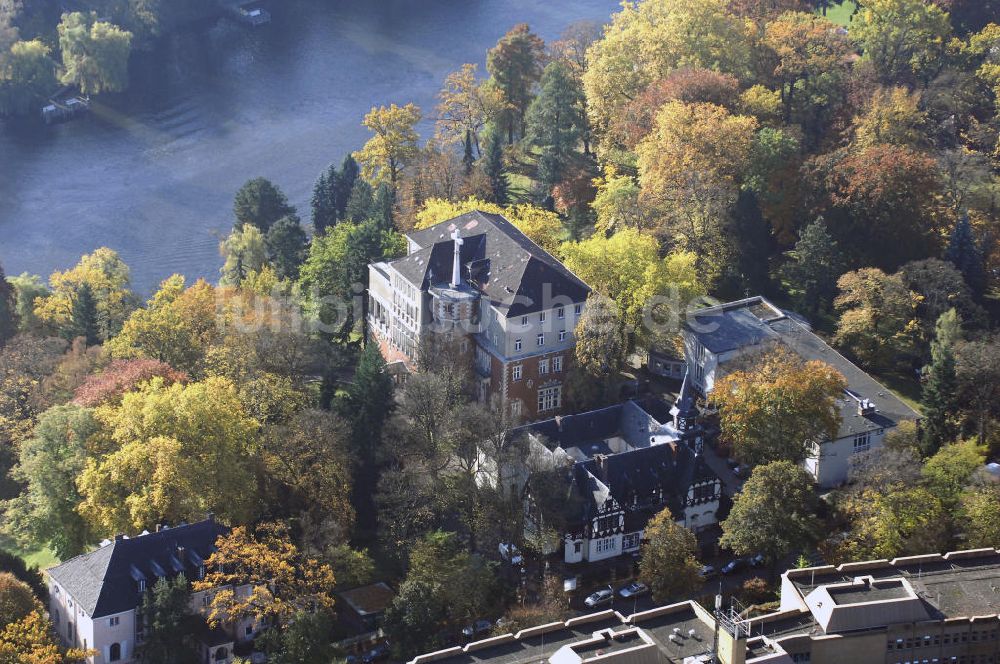 Berlin von oben - Uferbereich an der SIEMENS Villa Am Kleinen Wannsee in Berlin