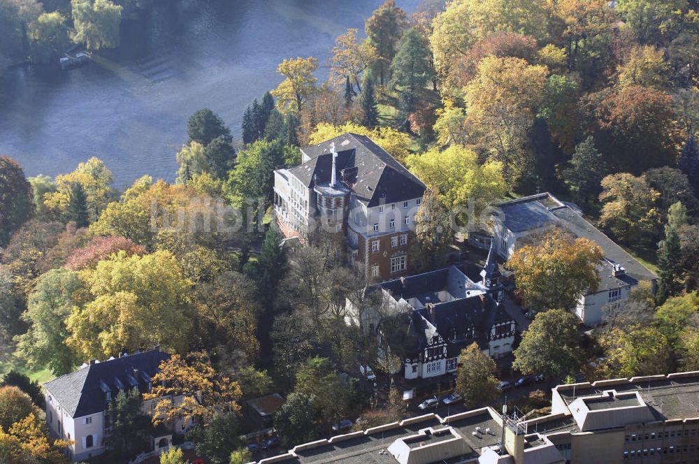 Berlin aus der Vogelperspektive: Uferbereich an der SIEMENS Villa Am Kleinen Wannsee in Berlin