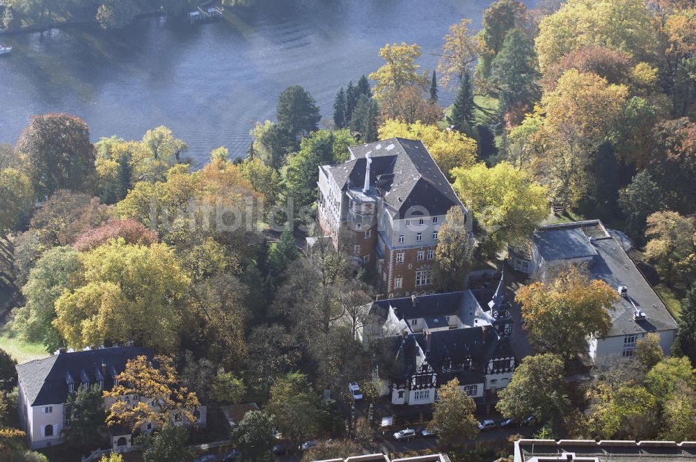 Luftbild Berlin - Uferbereich an der SIEMENS Villa Am Kleinen Wannsee in Berlin