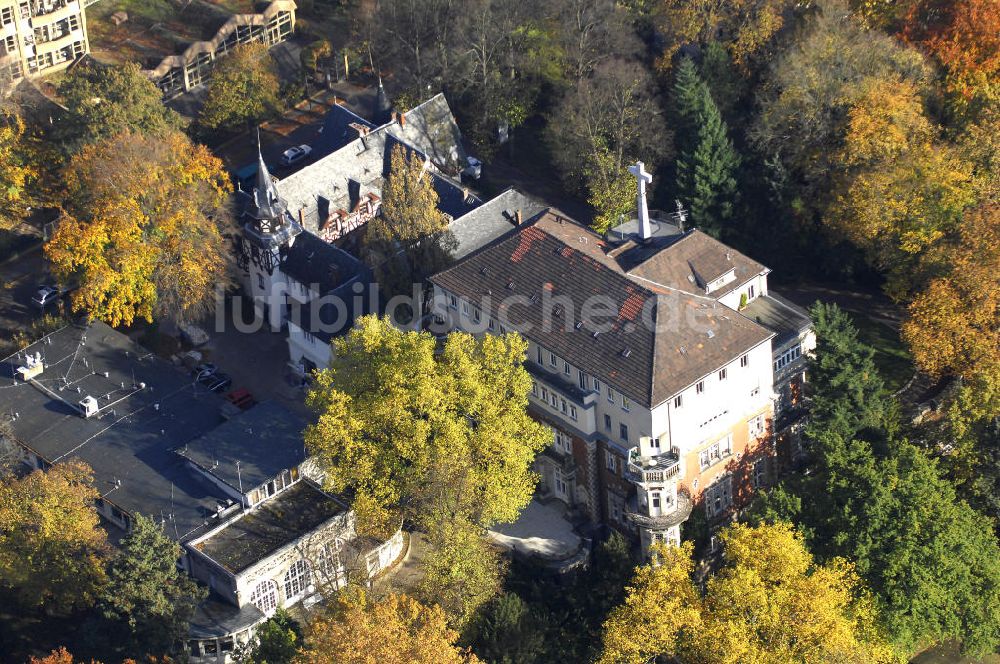 Berlin aus der Vogelperspektive: Uferbereich an der SIEMENS Villa Am Kleinen Wannsee in Berlin