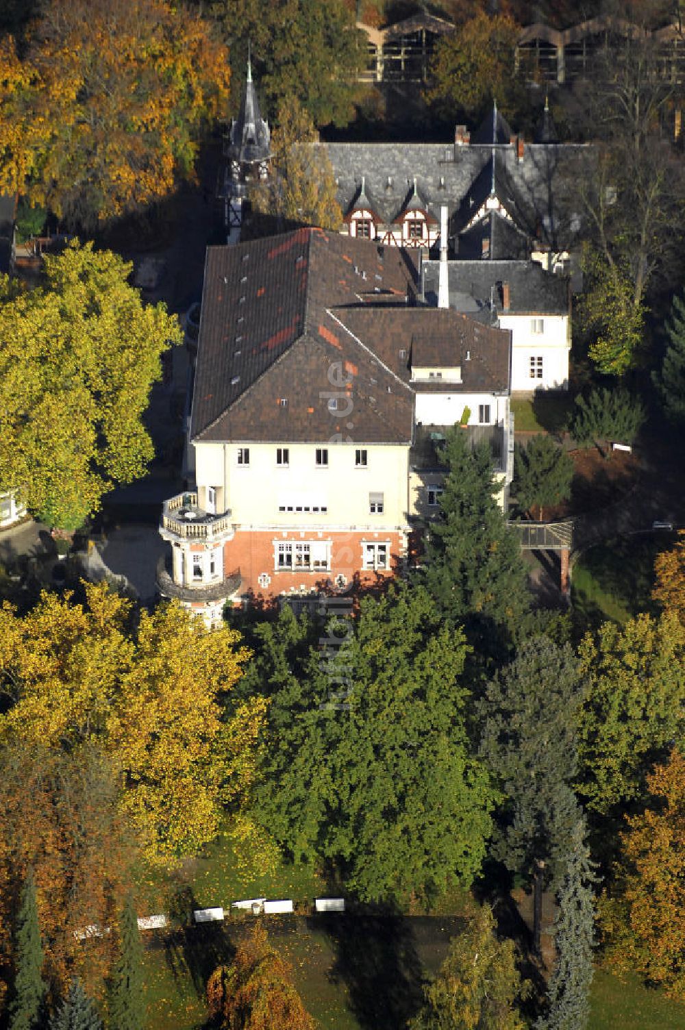 Berlin von oben - Uferbereich an der SIEMENS Villa Am Kleinen Wannsee in Berlin