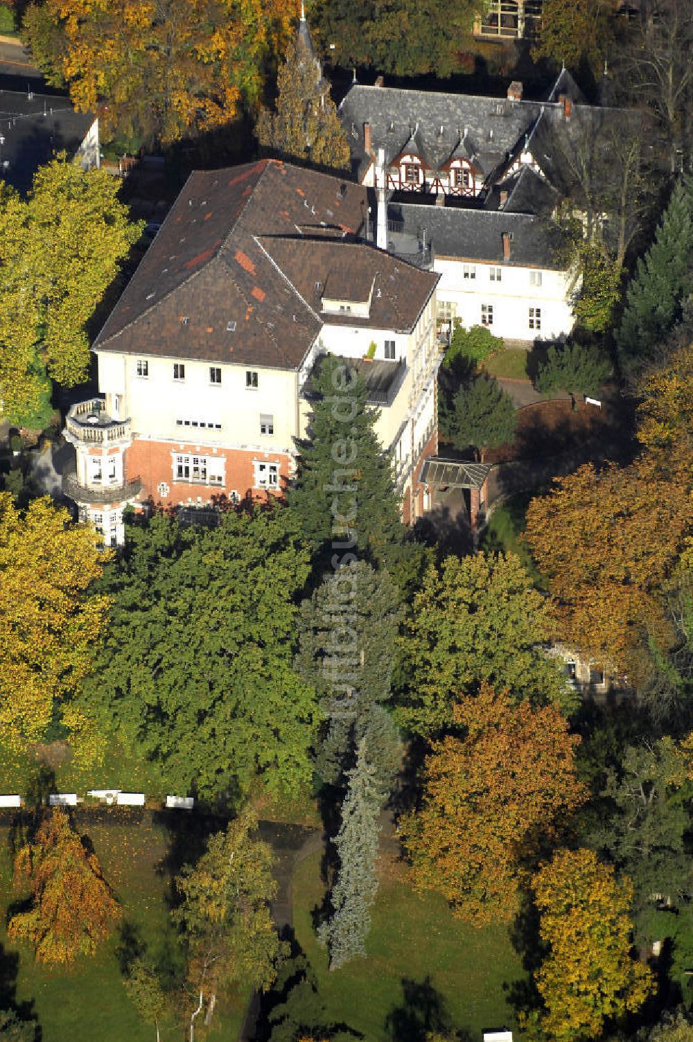 Berlin aus der Vogelperspektive: Uferbereich an der SIEMENS Villa Am Kleinen Wannsee in Berlin