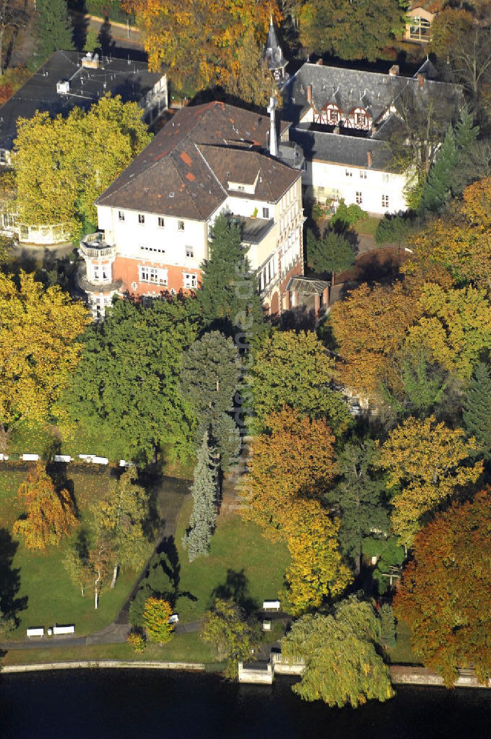 Luftbild Berlin - Uferbereich an der SIEMENS Villa Am Kleinen Wannsee in Berlin