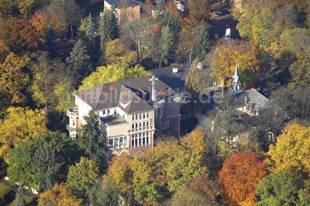 Berlin von oben - Uferbereich an der SIEMENS Villa Am Kleinen Wannsee in Berlin