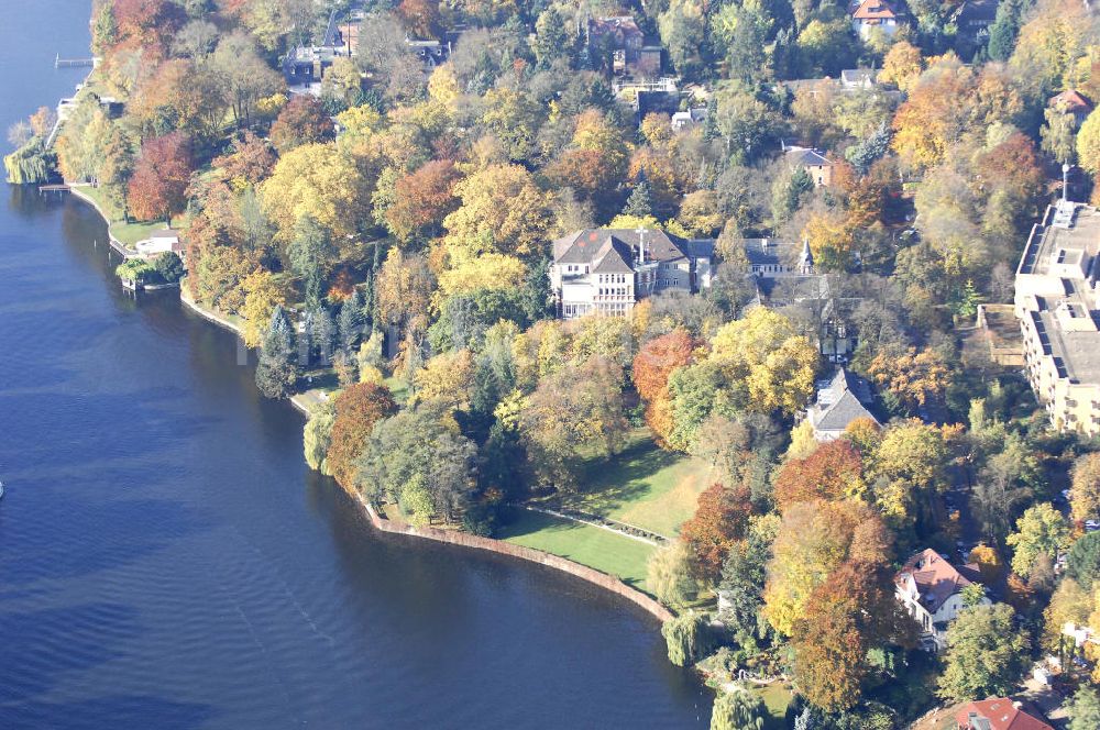 Berlin aus der Vogelperspektive: Uferbereich an der SIEMENS Villa Am Kleinen Wannsee in Berlin