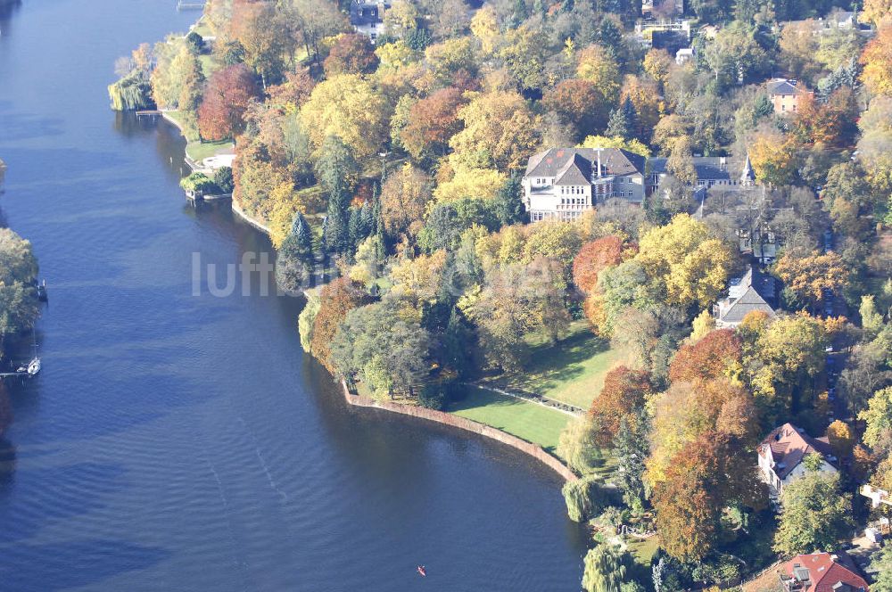 Luftbild Berlin - Uferbereich an der SIEMENS Villa Am Kleinen Wannsee in Berlin