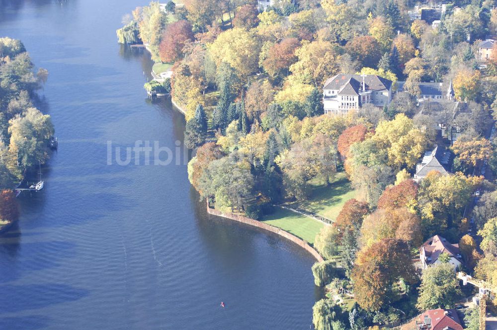 Luftaufnahme Berlin - Uferbereich an der SIEMENS Villa Am Kleinen Wannsee in Berlin