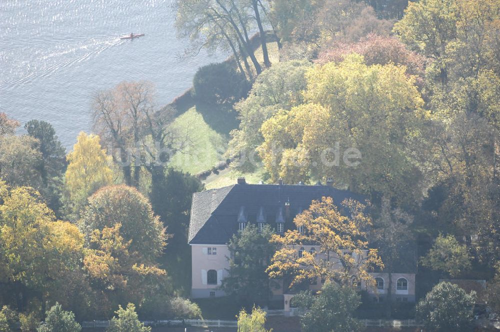 Berlin von oben - Uferbereich an der SIEMENS Villa Am Kleinen Wannsee in Berlin