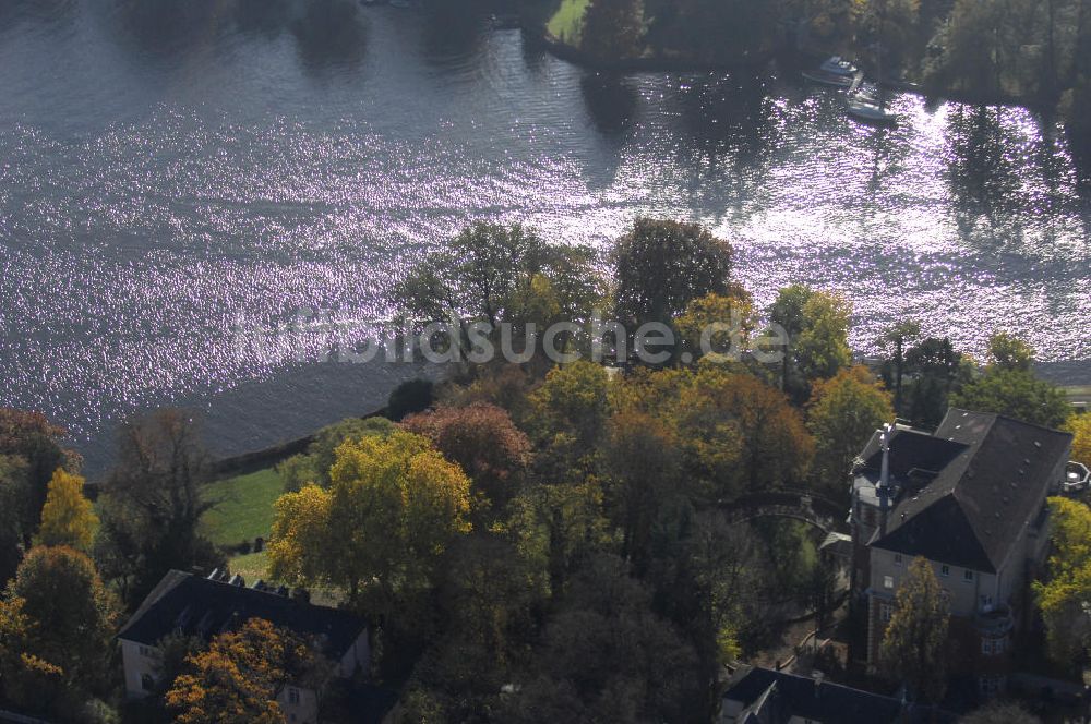 Luftbild Berlin - Uferbereich an der SIEMENS Villa Am Kleinen Wannsee in Berlin