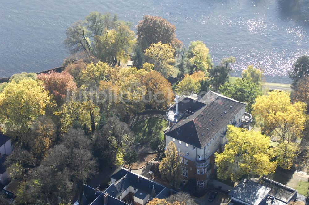 Luftaufnahme Berlin - Uferbereich an der SIEMENS Villa Am Kleinen Wannsee in Berlin