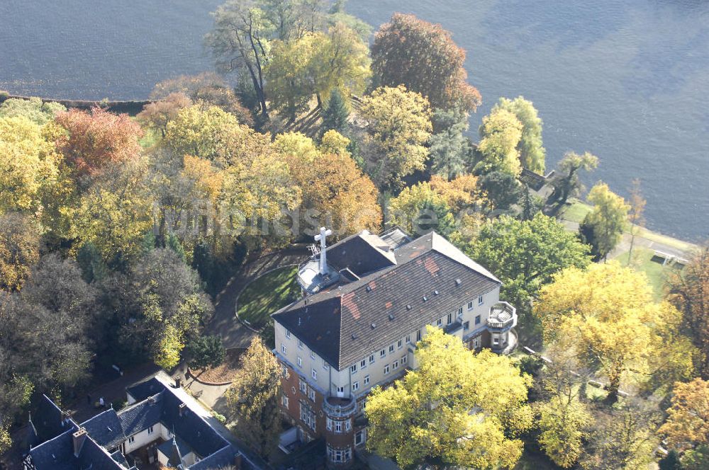 Berlin von oben - Uferbereich an der SIEMENS Villa Am Kleinen Wannsee in Berlin