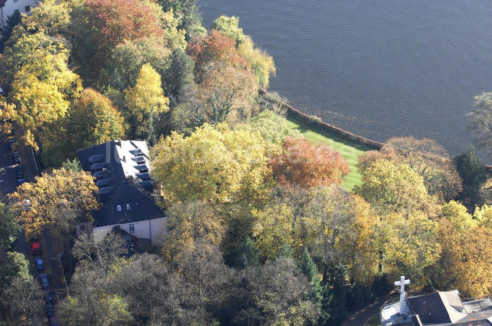 Berlin aus der Vogelperspektive: Uferbereich an der SIEMENS Villa Am Kleinen Wannsee in Berlin