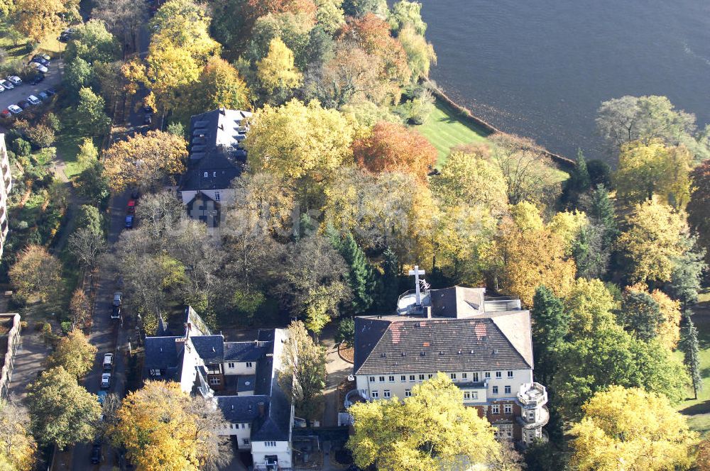 Luftbild Berlin - Uferbereich an der SIEMENS Villa Am Kleinen Wannsee in Berlin