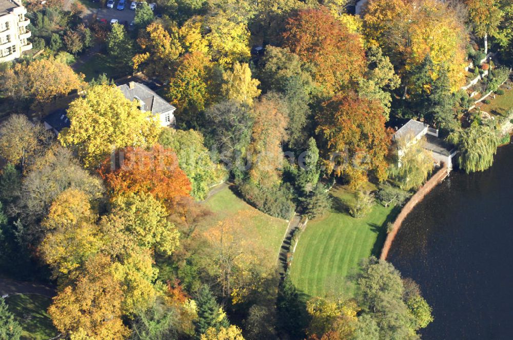 Berlin von oben - Uferbereich an der SIEMENS Villa Am Kleinen Wannsee in Berlin