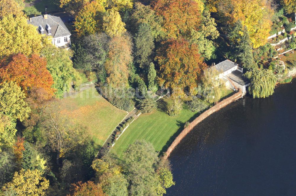 Berlin aus der Vogelperspektive: Uferbereich an der SIEMENS Villa Am Kleinen Wannsee in Berlin