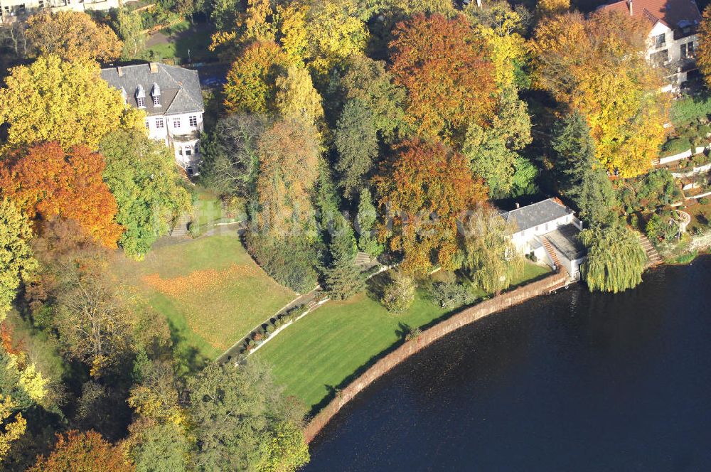 Luftbild Berlin - Uferbereich an der SIEMENS Villa Am Kleinen Wannsee in Berlin