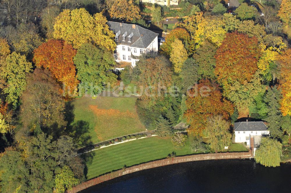 Berlin von oben - Uferbereich an der SIEMENS Villa Am Kleinen Wannsee in Berlin