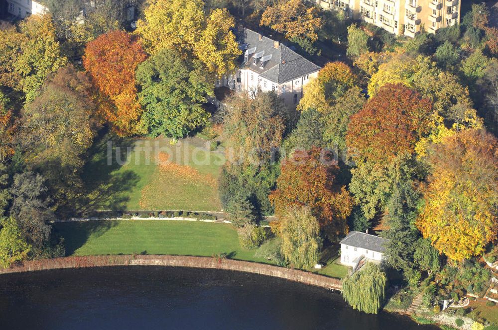 Luftbild Berlin - Uferbereich an der SIEMENS Villa Am Kleinen Wannsee in Berlin