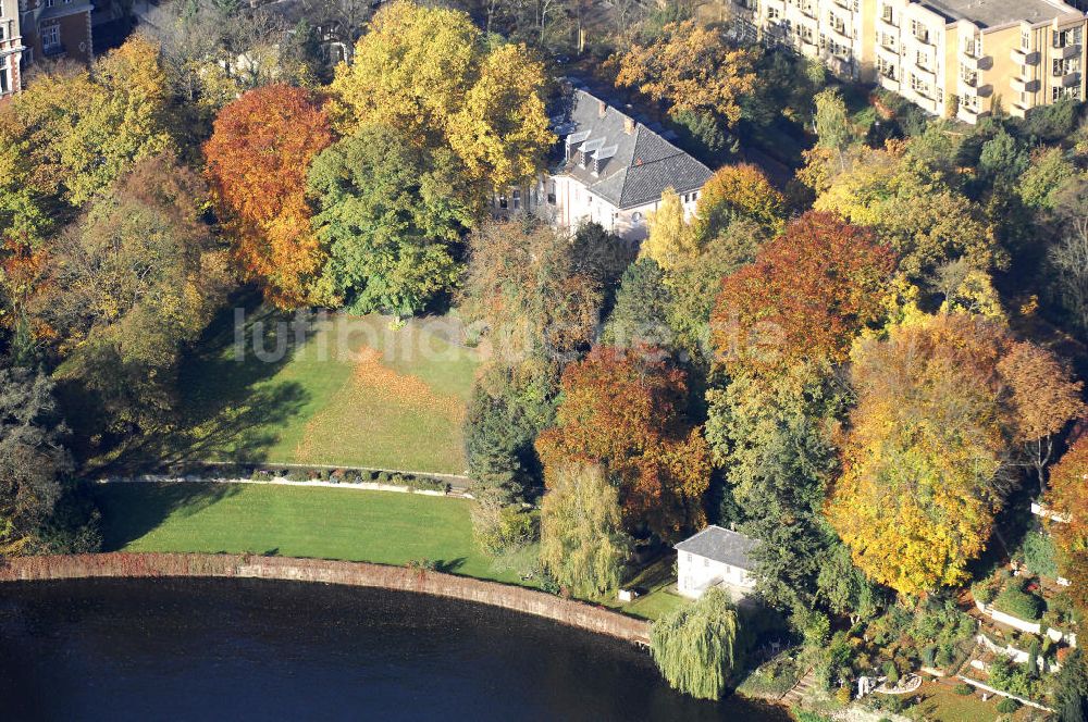 Luftaufnahme Berlin - Uferbereich an der SIEMENS Villa Am Kleinen Wannsee in Berlin