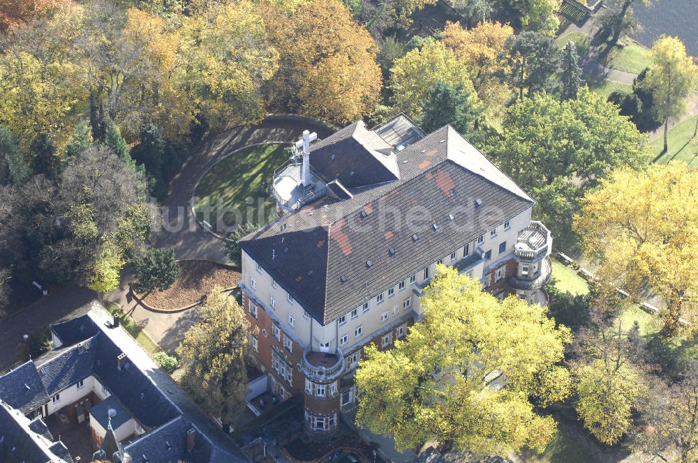 Berlin von oben - Uferbereich an der SIEMENS Villa Am Kleinen Wannsee in Berlin