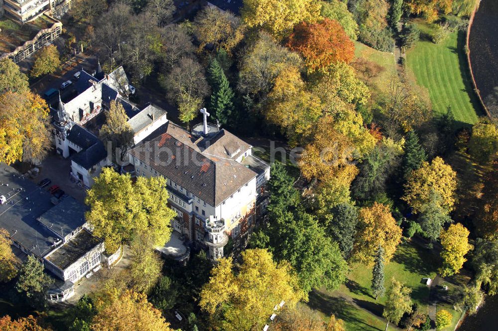 Berlin aus der Vogelperspektive: Uferbereich an der SIEMENS Villa Am Kleinen Wannsee in Berlin