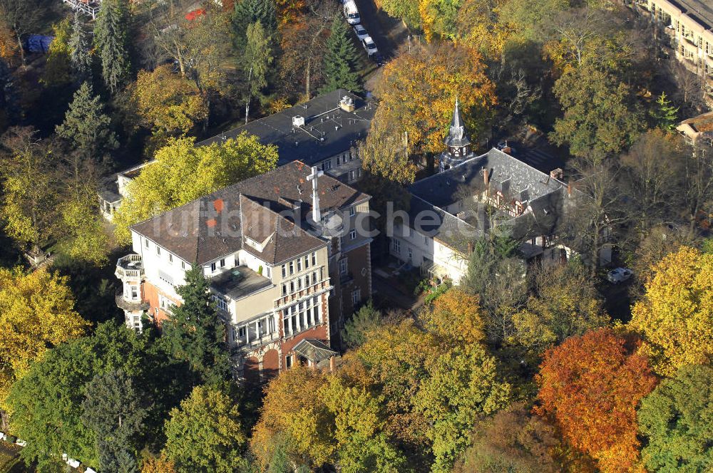 Berlin aus der Vogelperspektive: Uferbereich an der SIEMENS Villa Am Kleinen Wannsee in Berlin